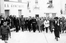 Durante una visita a Baza en 1949